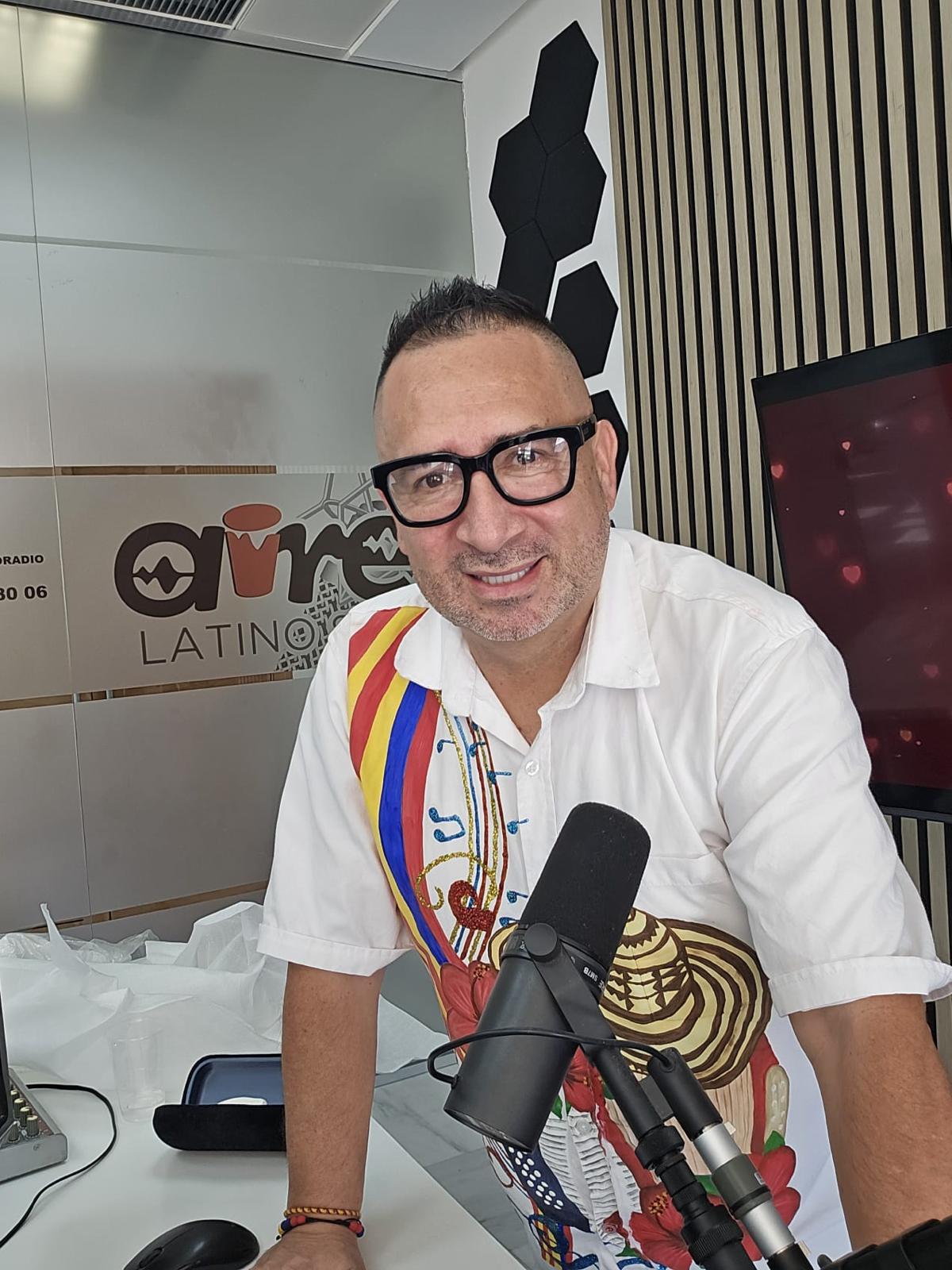 Hernando Morales, El Paisita, ante el micrófono en el estudio